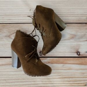 Leila Stone rabbit fur lined brown suede Vegan tan lace up heeled boots. Size 8